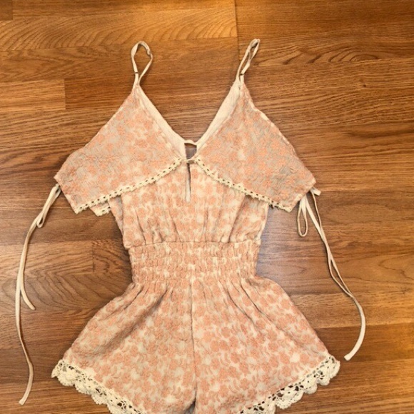 🌸Embroidered romper - Picture 2 of 4